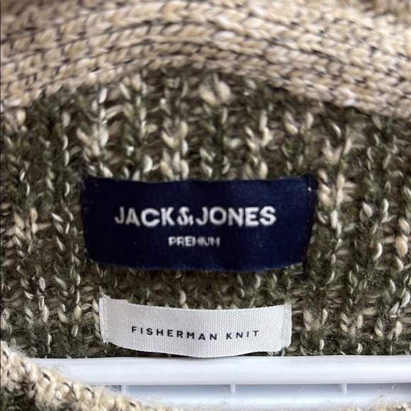 Cozy Green and Cream Crewneck Sweater with Nordic Pattern - Picture 2 of 7